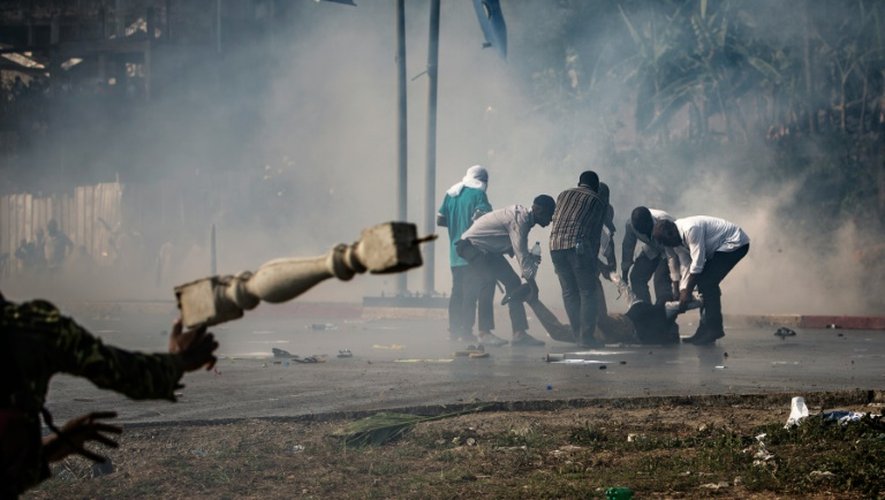 Des partisans de Jean Ping évacuent des camarades blessés lors d'une manifestation dénonçant l'élection de Ali Bongo, le 31 août 2016 à Libreville