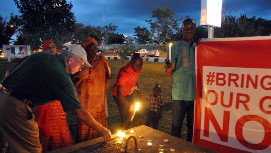 Des personnes allument des bougies lors d'une manifestation pour réclamer la libération des lycéennes enlevées par Boko Haram, le 12 octobre 2014 à Abuja