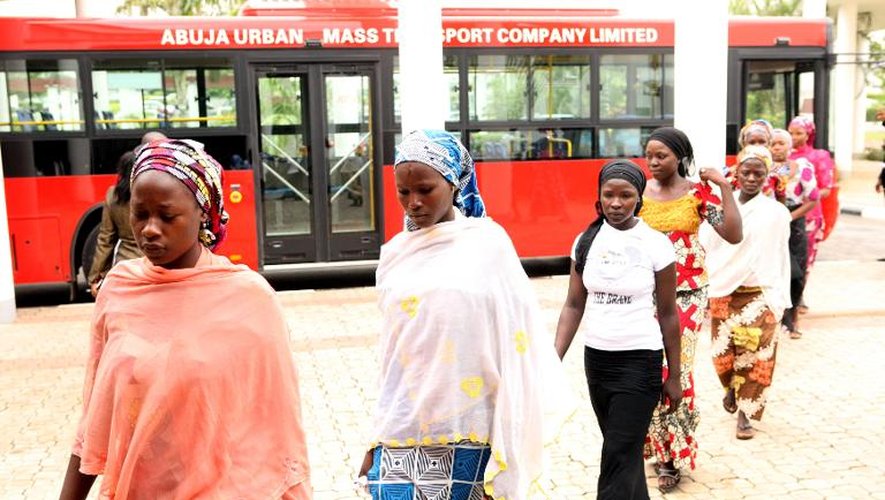 Quelques-unes des lycéennes de Chibok enlevées par Boko Haram et qui ont réussi à s'échapper de leurs ravisseurs arrivent le 22 juillet 2014 à Abuja pour rencontrer le président nigérian