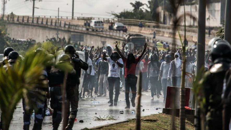 Des partisans de Jean Ping font face aux policiers anti-émeutes, à Libreville, le 31 août 2016