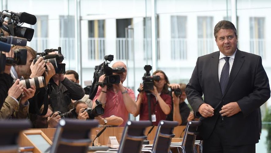 Le ministre de l'Economie Sigmar Gabriel arrive à sa conférence de presse, le 14 octobre 2014 à Berlin