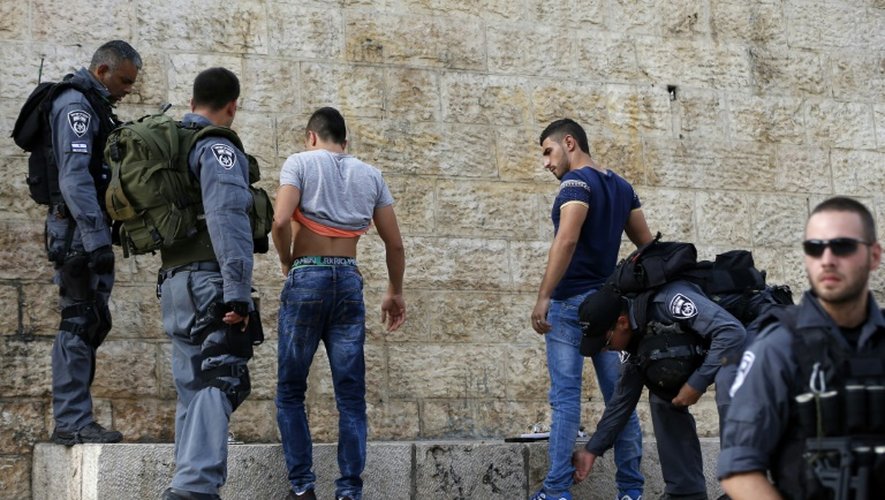 Des soldats israéliens fouillent de jeunes Palestiniens le 18 octobre 2015 dans la vieille ville de Jérusalem