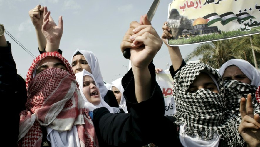 Des étudiants palestiniens manifestent contre Israël dans la bande de Gaza, à Khan Yunis, le 18 octobre 2015
