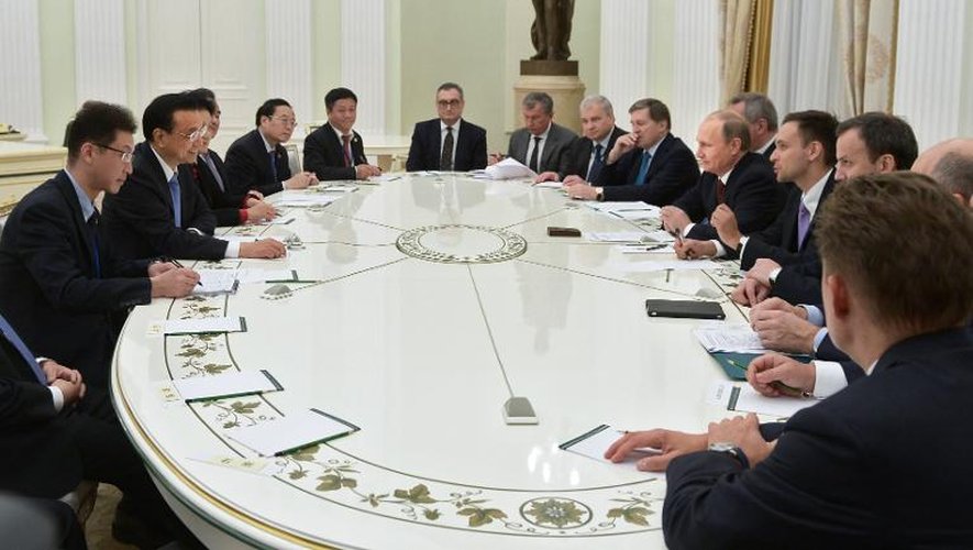 Le président Vladimir Poutine (d) en réunion avec le Prmeier ministre chinois Li Keqiang (2e g) au Kremlin à Moscou le 14 octobre 2014