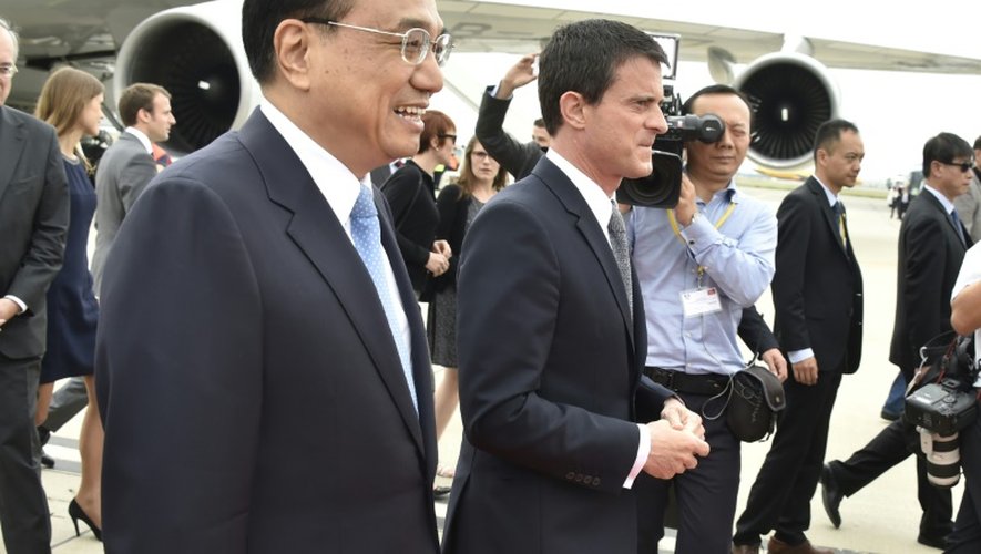 Les Premiers ministres Manuel Valls et chinois Li Keqiang à l'aéroport de Toulouse-Blagnac le 2 juillet 2015