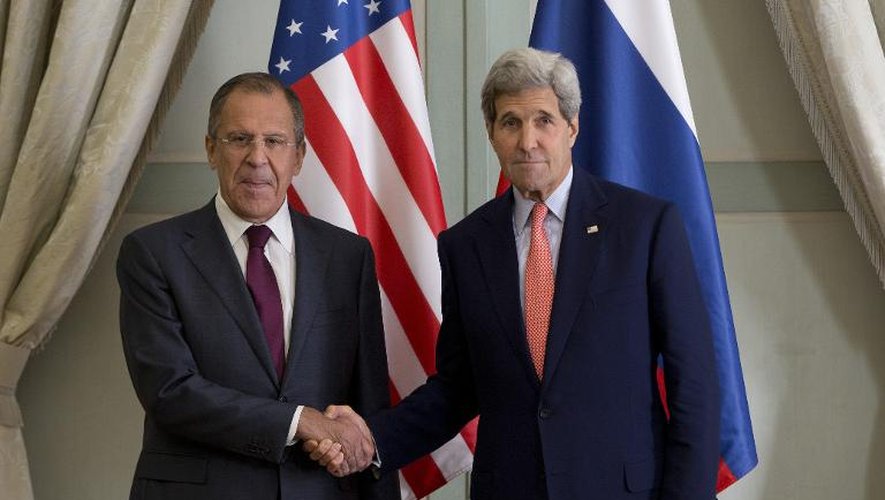 Le ministre russe des Affaires étrangères Sergueï Lavrov et son homologue américain John Kerry le 14 octobre 2014 à Paris