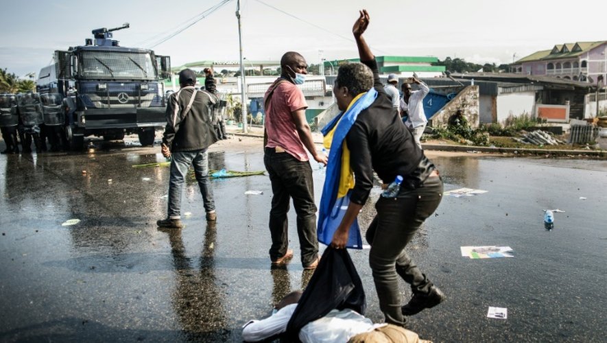 Un partisan de l'opposant gabonais Jean Ping évacue un blessé lors d'une manifestation dénonçant la réélection d'Ali Bongo, le 31 août 2016 à Libreville