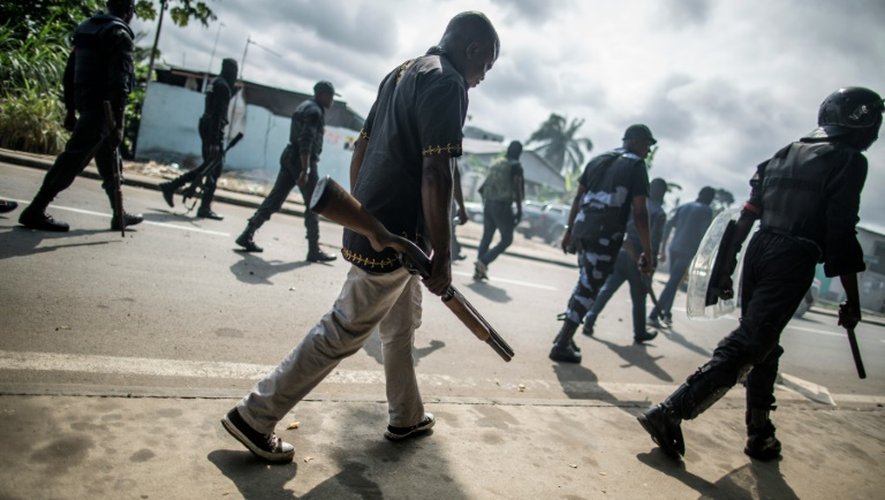 La police gabonaise lutte contre les barricades dressées dans les environs de l'Assemblée nationale, le 1er septembre 2016 à Libreville