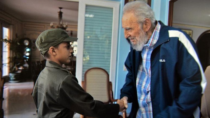 Le président cubain Fidel Castro (d) et le jeune Marlon Mendez (L) dans la maison du vieux leader cubain le 16 août 2014 à La Havane