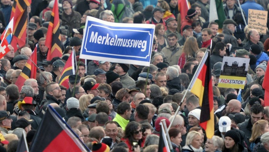 Manifestation à l'appel du mouvement islamophobe  Pegida avec une banderole avec l'inscription "Merkel doit partir", le 19 octobre 2015 à Dresde