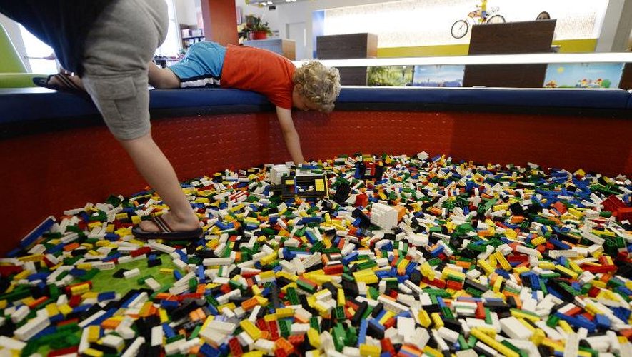 Des enfants jouent avec des briques de Lego à Carlsbad en Californie, le 17 septembre 2013
