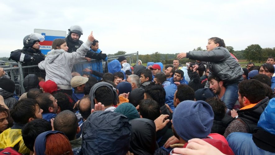 Des réfugiés traversent la frontière croate à Trnovec, le 19 octobre 2015