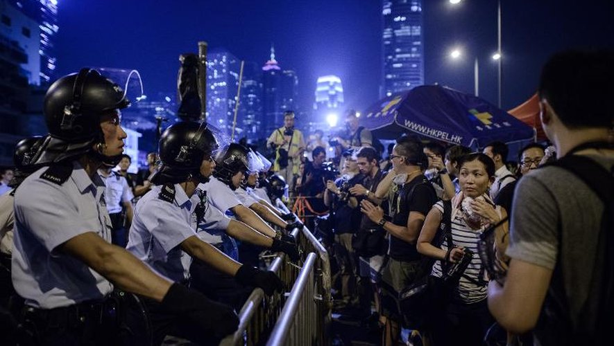 Les manifestants prodémocratie face à la police à Hong Kong le 14 octobre 2014