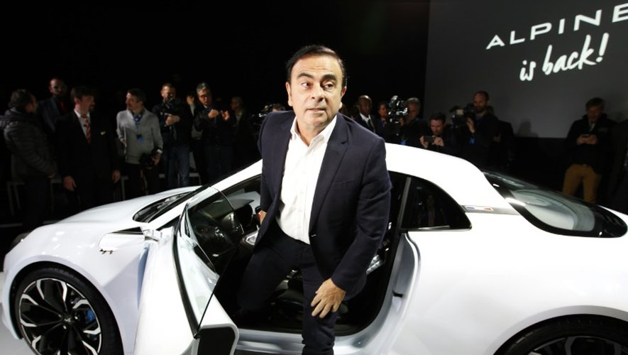 Le PDG de Renault-Nissan Carlos Ghosn dévoile l'Alpine Vision à monaco le 16 février 2016