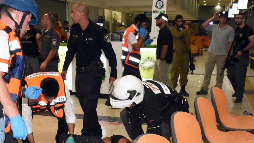 Un Erythréen, qui mourra plus tard de ses blessures, est évacué le 18 octobre 2015 après avoir été pris par erreur pour un asseillant dans la gare routière de Beersheba