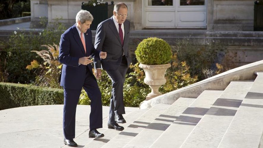 Le secrétaire d'Etat américain John Kerry (g) et le ministre russe des Affaires étrangères, Sergueï Lavrov, le 14 octobre 2014 à Paris