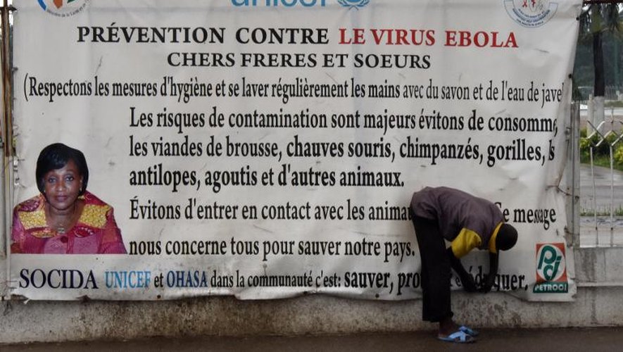 Une banderole préventive contre le virus Ebola à Abidjan, le 14 octobre 2014