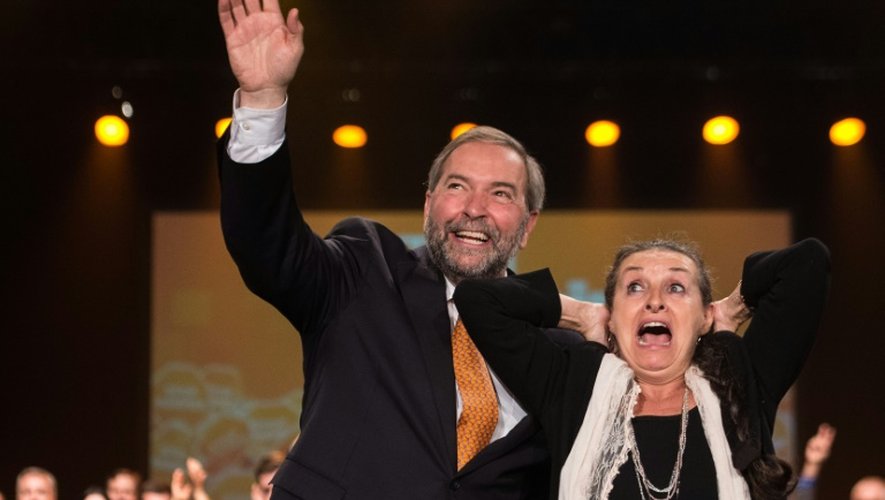 Le candidat du Nouveau parti démocratique (NPD, gauche) Thomas Mulcair et sa femme Catherine Pinhas Mulcair lors d'un meeting à Montréal, le 18 octobre 2015
