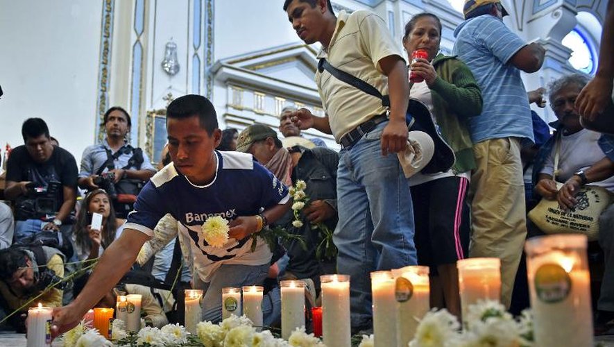 Des proches et amis des étudiants mexicains disparus participent à une messe à leur mémoire, le 14 octobre 2014 à la cathédrale de Chilpancingo, dans l'Etat du Guerrero