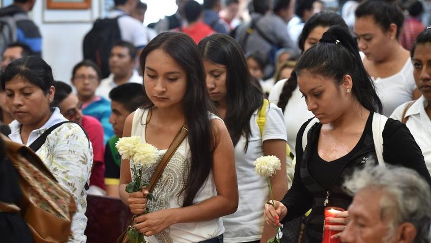 Des proches des étudiants mexicains disparus lors d'une messe à leur mémoire, le 14 octobre 2014 à la cathédrale de Chilpancingo dans l'état du Guerrero