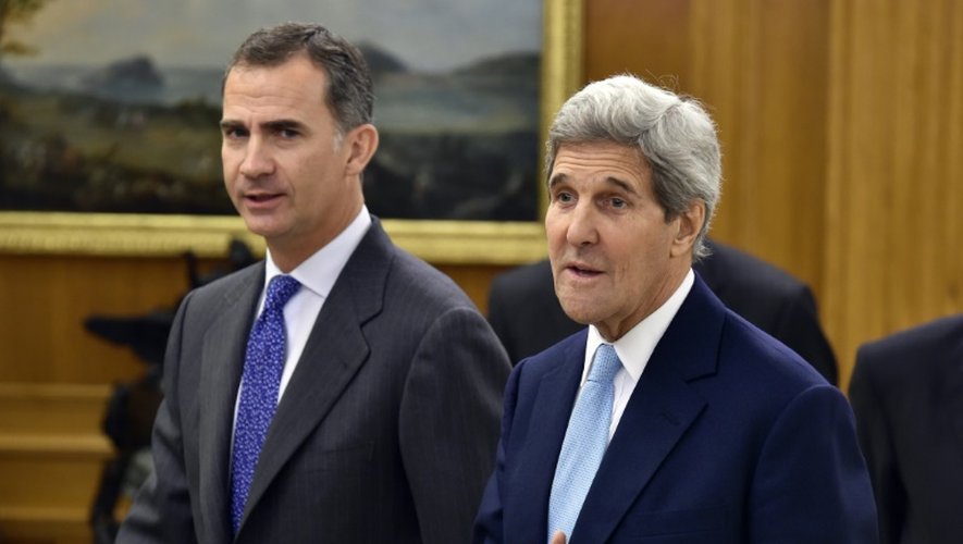 Le roi d'Espagne, Felipe VI (g) et le secrétaire d'Etat américain John Kerry, le 19 octobre 2015 à Madrid