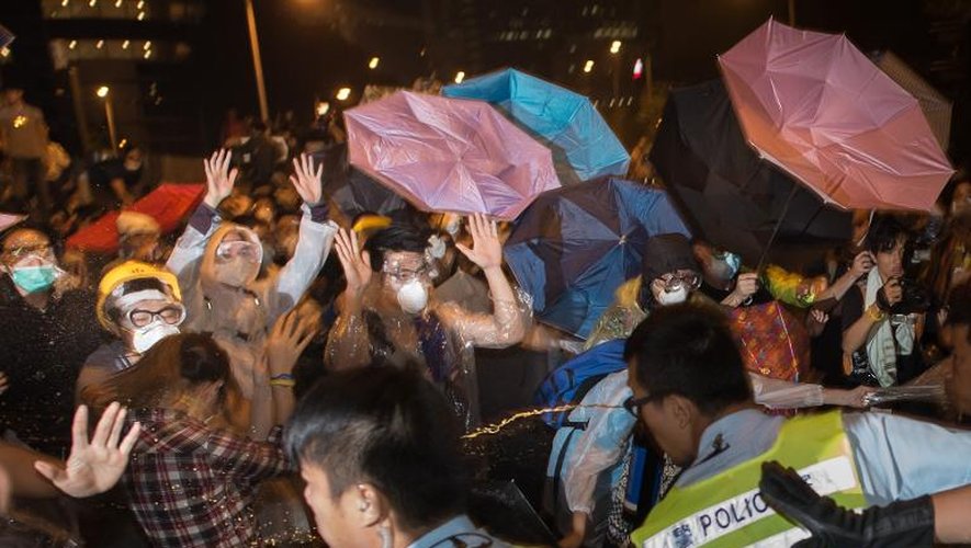 Des policiers utilisent des sprays au poivre contre les manifestants prodémocratie, dans le quartir d'Admiralty, le 15 octobre 2014 à Hong Kong