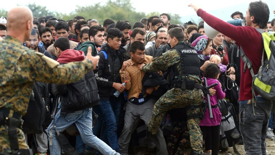 La police macédonienne tente de contenir le 18 octobre 2015 une foule de migrants au poste-frontière de Gevgelija, entre la Macédoine et la Grèce