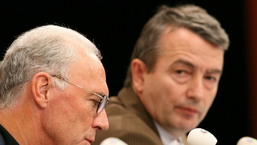 Beckenbauer, alors président du comité d'organisation du Mondial-2006, avec Wolfgang Niersbach, le 7 décembre 2005 à Leipzig