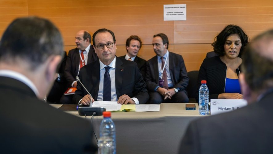 Le président François Hollande et la ministre du travail Myriam el Khomry à l'ouverture de la conférence sociale le 19 octobre 2015 à Paris