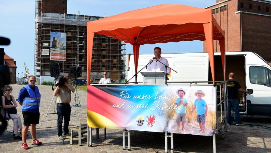 Leif-Erik Holm (c), candidat régional de l'AfD s'exprime lors d'une réunion électorale à Wismar, le 27 août 2016