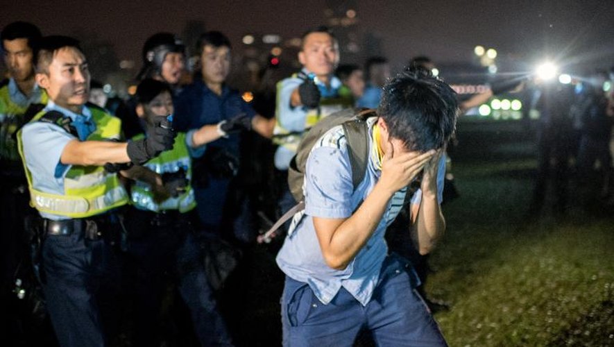 Un manifestant prodémocratie aux prises avec les policiers le 14 octobre 2014 à Hong Kong