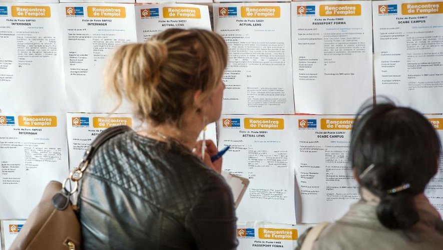 Des femmes consultent un panneau d'offres d'emploi le 17 avril 2014 dans uen agence Pôle emploi à Lens