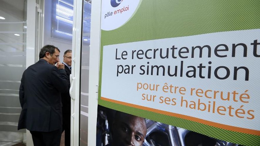 François Lamy en visite le 17 février 2014 dans une agence de Pôle emploi à Clichy-sous-Bois