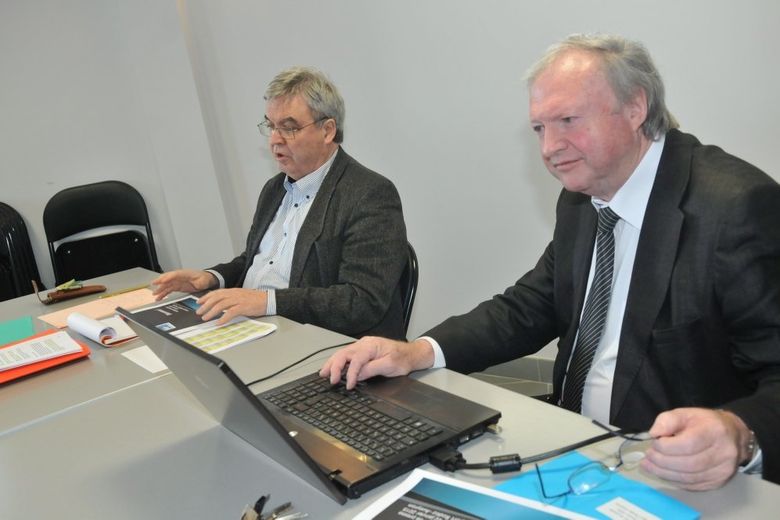 Directeur général de l’aéroport depuis janvier 2003, Tom Roberts ici au premier plan, aux côtés du président Daniel Segonds, va quitter ses fonctions à Rodez dans quelques semaines.