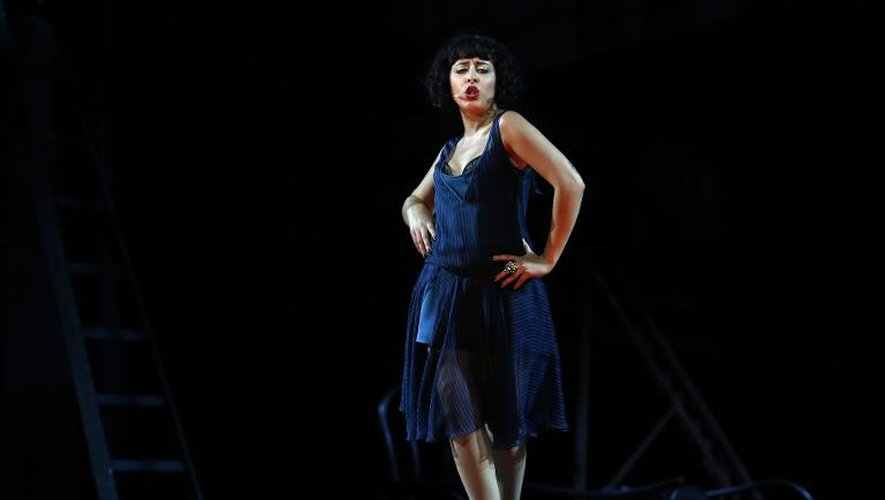 La chanteuse Carmen Maria Vega interprète Mistinguett, le 17 septembre 2014, pendant une répétition de la comédie musicale "Mistinguett reine des années folles" au Casino de Paris à Paris