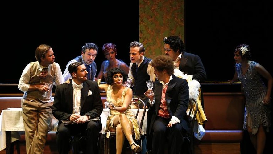 Une répétition de la comédie musicale "Mistinguett reine des années folles" au Casino de Paris, avec la chanteuse Carmen Maria Vega (c) dans le rôle titre, le 17 septembre 2014 à Paris