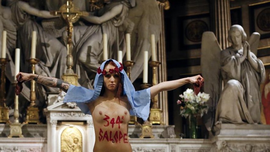 La Femen Eloise Bouton lors d'une action le 20 décembre 2013 à l'église de la Madeleine à Paris