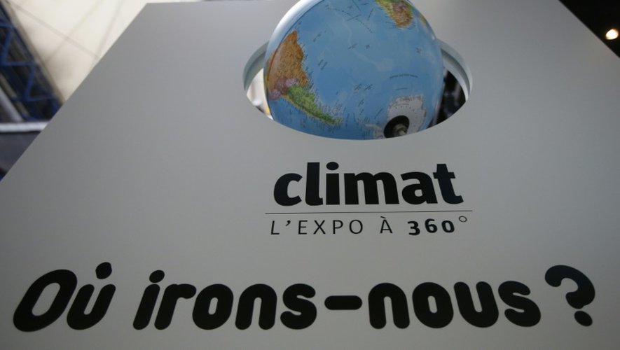 Affiche présentant une exposition à Paris sur le climat, 6 semaines avant la conférence de Paris