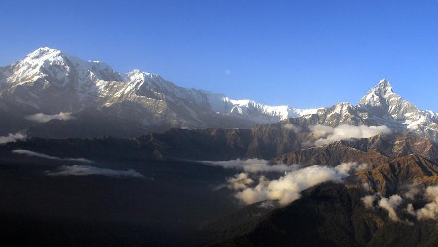 Le Mont Machhapuchre (droite) et le Mont Annapurna (gauche) dans la chaîne de l'Himalaya le 4 décembre 2007