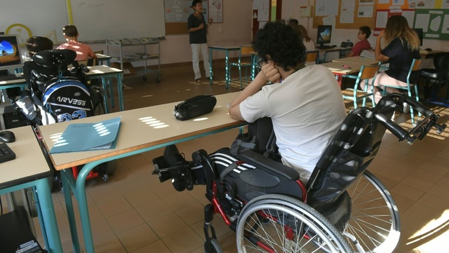 Des enfants handicapés en classe dans le collège Elie Vignal à Caluire-et-Cuire, en France, le 1er septembre 2016