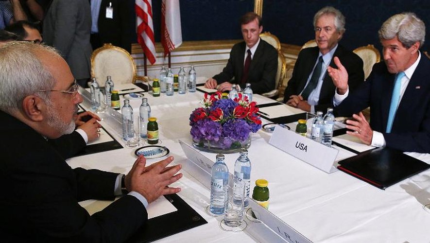 Le secrétaire d'Etat américain John Kerry (d) et le ministre iranien des Affaires étrangères Mohammad Javad Zarif, le 13 juillet 2014 à Vienne