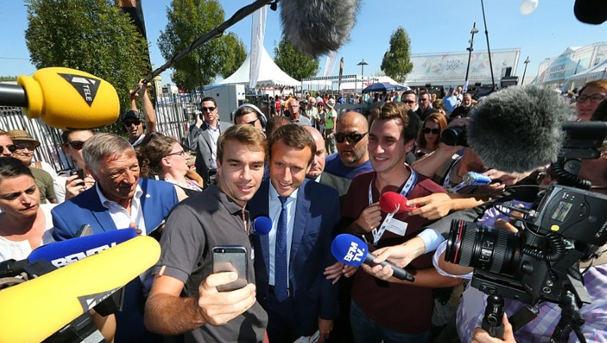 L'ex-ministre de l'Economie Emmanuel Macron (C), le 1er septembre 2016 à Châlons-en-Champagne