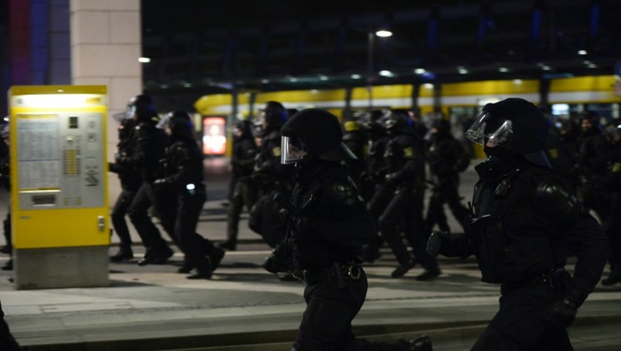 La police anti-émeute à Dresde, en Allemagne, le 19 octobre 2015