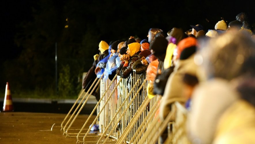 200 migrants patientent à la barrière au poste frontière de Bregana-Obrezje entre la Croatie et la Slovénie, le 19 octobre 2015