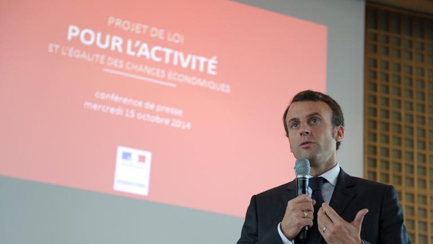 Le ministre français de l'Economie Emmanuel Macron présente les grandes lignes de son projet de loi pour l'Activité, le 15 octobre 2014 au ministère, à Paris
