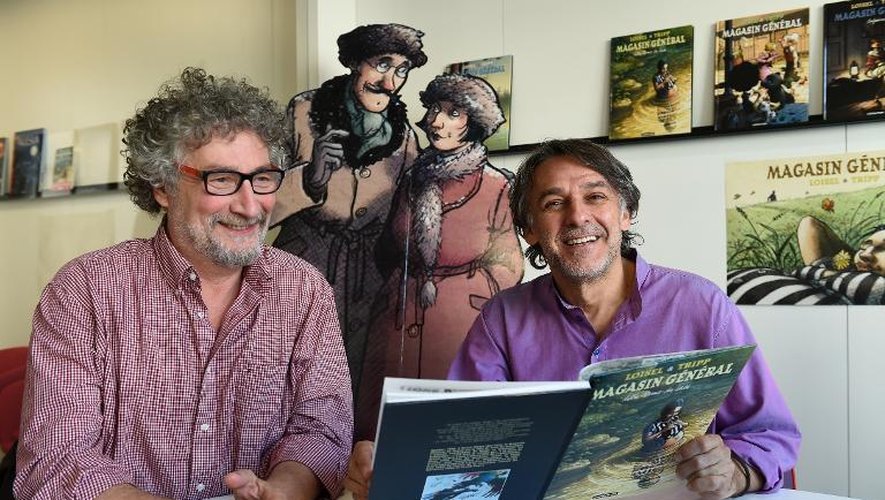 Les dessinateurs et scénaristes français Régis Loisel et Jean-Louis Tripp posent avec les héros de leur saga "Magasin Général", le 15 octobre 2014 à Bruxelles