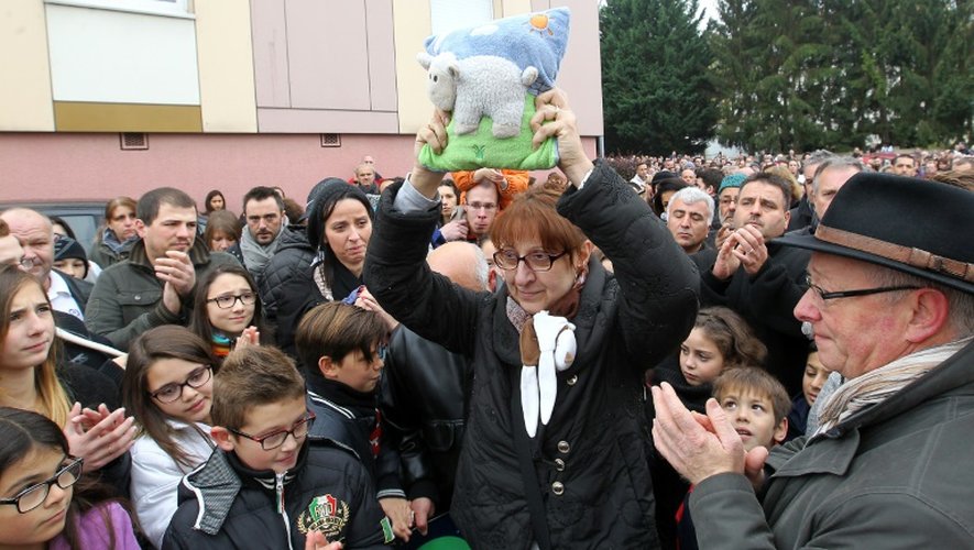 La grand-mère de Lucas, lors d'une manifestation de soutien à la famille, à Joeuf, le 18 octobre 2015, portant le doudou de l'enfant dans ses mains