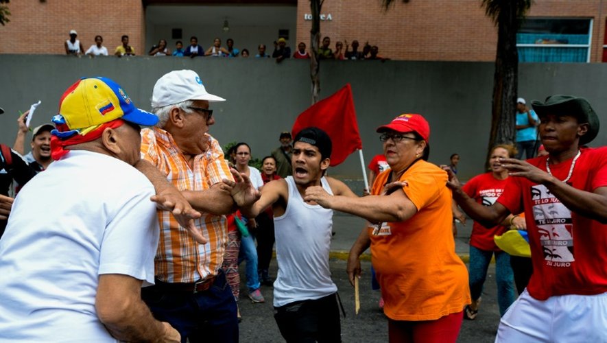 Des manifestants de l'opposition (à g.) et des partisans du président Maduro (à d.) s'affrontent à Caracas le 1er septembre 2016
