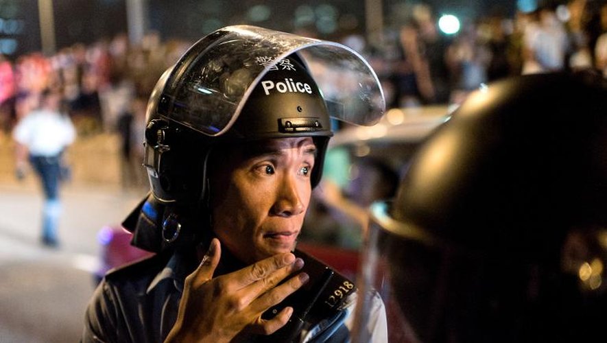 Un policier de Hong Kong lors des affrontements avec des manifestants prodémocratie à Hong Kong, le 15 octobre 2014