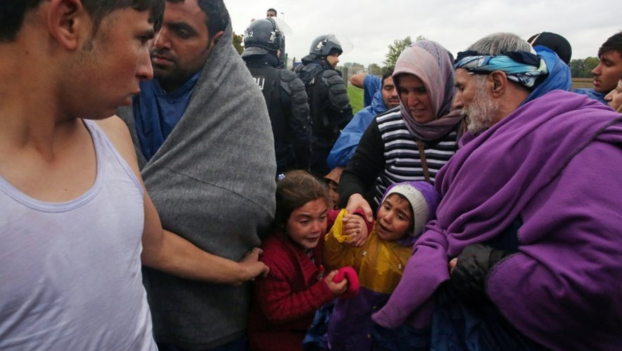 Des migrants attendent  d'entrer en Slovénie le 19 octobre 2015 à Trnovec